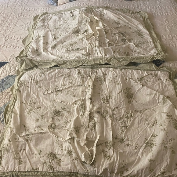 Pottery Barn Elegant Green and White Quilted Shams(pair) - Picture 4 of 7